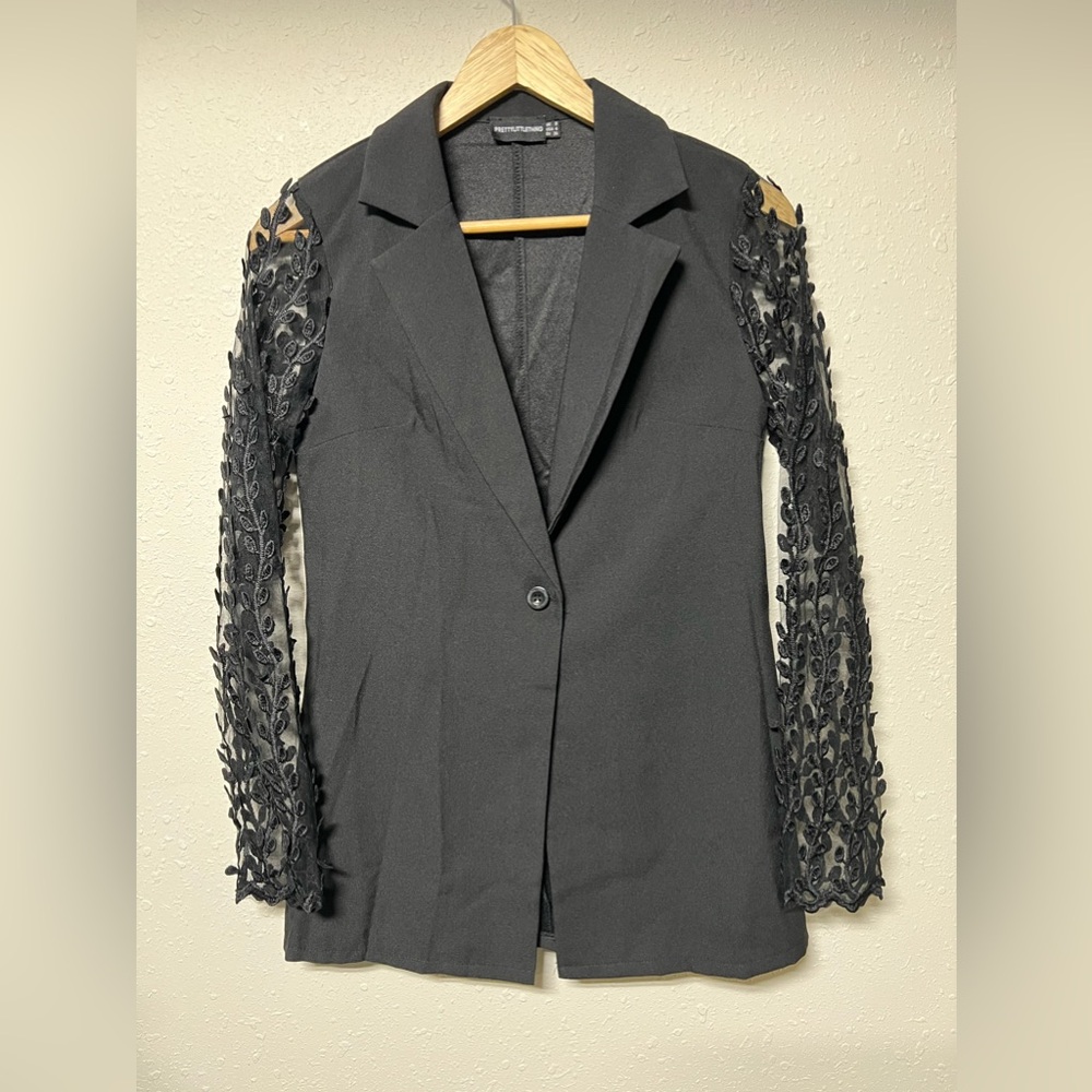 Pretty little thing women’s blazer with lace sleeves - Picture 1 of 5